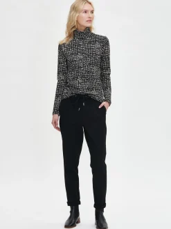 KARMI poolo - mustavalkoinen