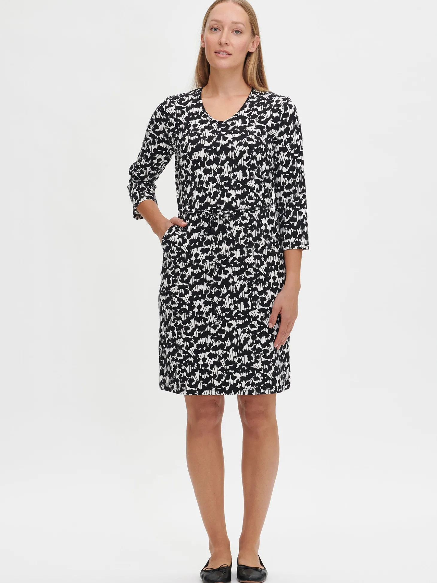 LIITO trikoomekko - mustavalkoinen