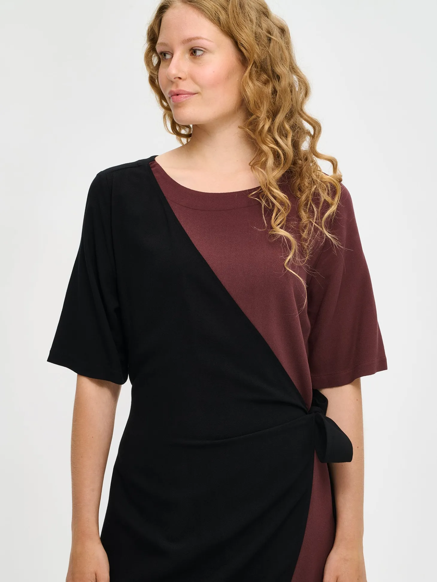 LYYRA mekko - tummanruskea