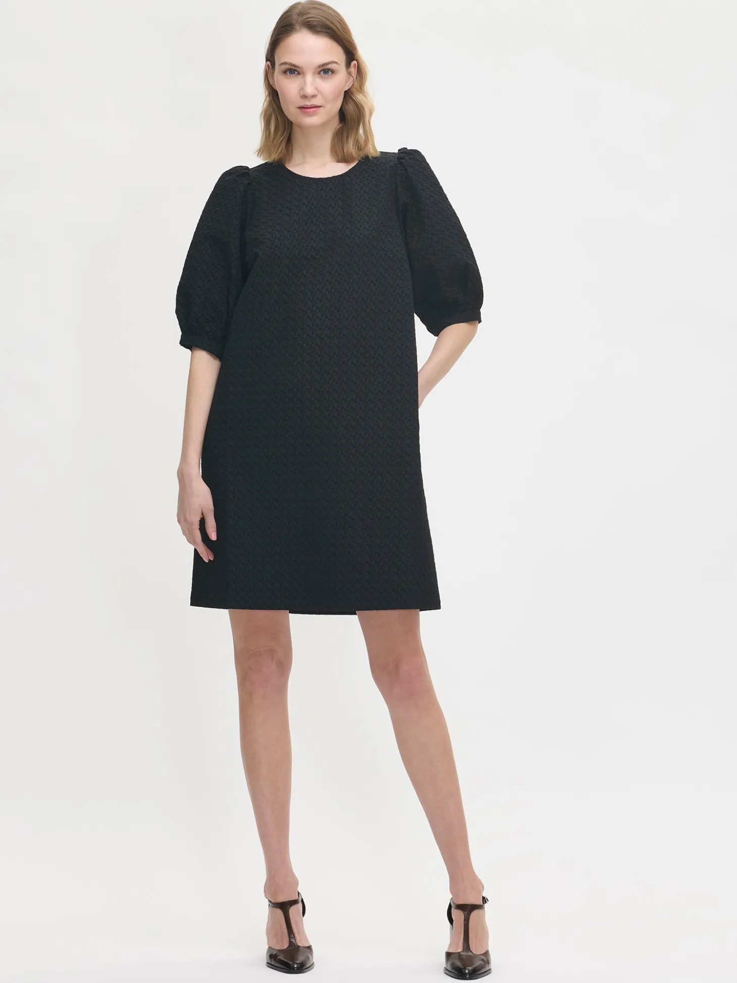 RELIEFI lyhyt kangasmekko - musta