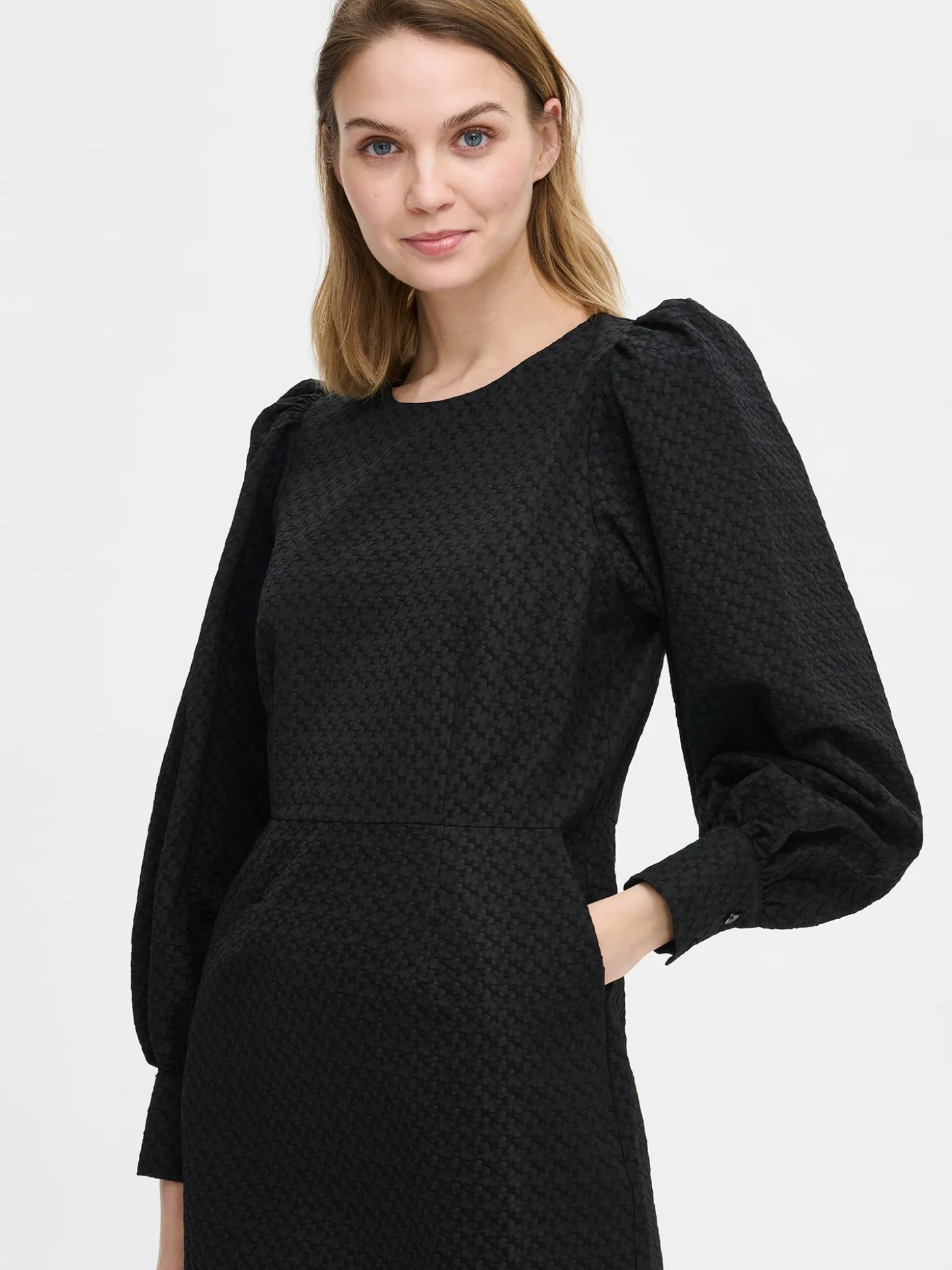 RELIEFI pitkähihainen mekko - musta
